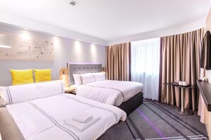 Standard Quadruple Room | In-room safe, blackout drapes, soundproofing, iron/ironing board - Premier Inn Hamburg City Hammerbrook (Hamburg)