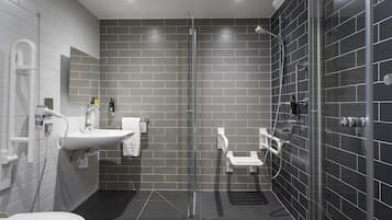 Doppelzimmer, rollstuhlgeeignete Dusche | Barrierefreies Bad