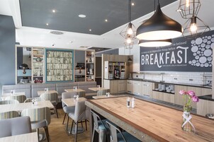 Desayuno buffet diario (EUR 17.9 por persona)