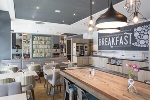 Desayuno buffet diario (EUR 17.9 por persona)