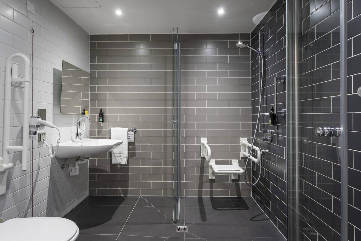 Habitación doble, ducha adaptada | Baño accesible en silla de ruedas