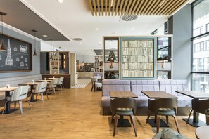 Cofres nos quartos, cortinas blackout, quartos à prova de som