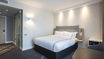 Quarto casal standard | 1 quarto, cofres nos quartos, cortinas blackout