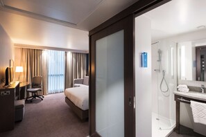 Een kluis op de kamer, een bureau, geluiddichte muren, gratis wifi