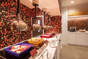 A buffet area with various food options, including a blue container labeled "bacon" and a red container labeled "bake." - Hampton by Hilton Aberdeen Airport (Aberdeen)