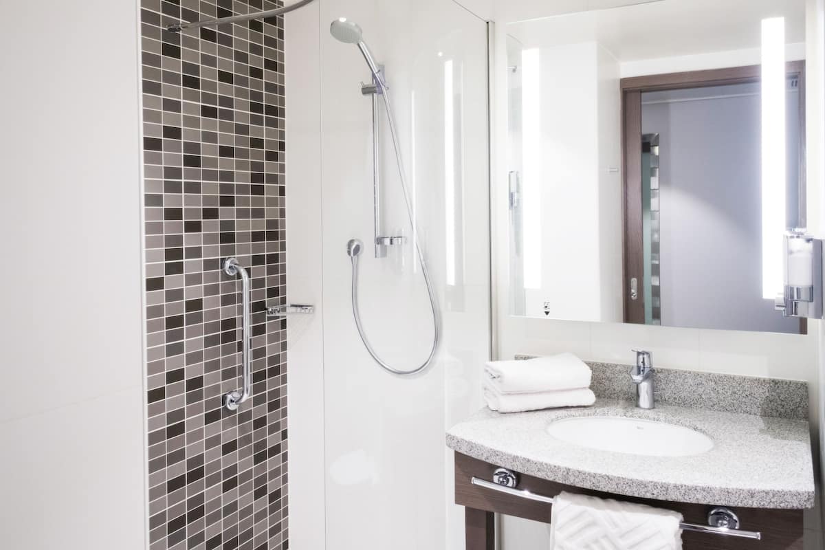 twin room, non smoking | bathroom | shower, free toiletries, hair dryer, towels