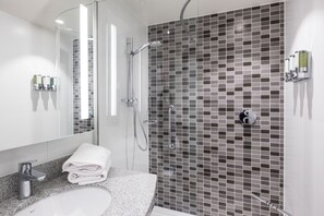 Douche, articles de toilette gratuits, sèche-cheveux