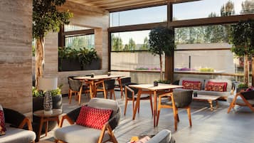 2 restaurants, international cuisine