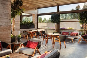 2 restaurants, international cuisine