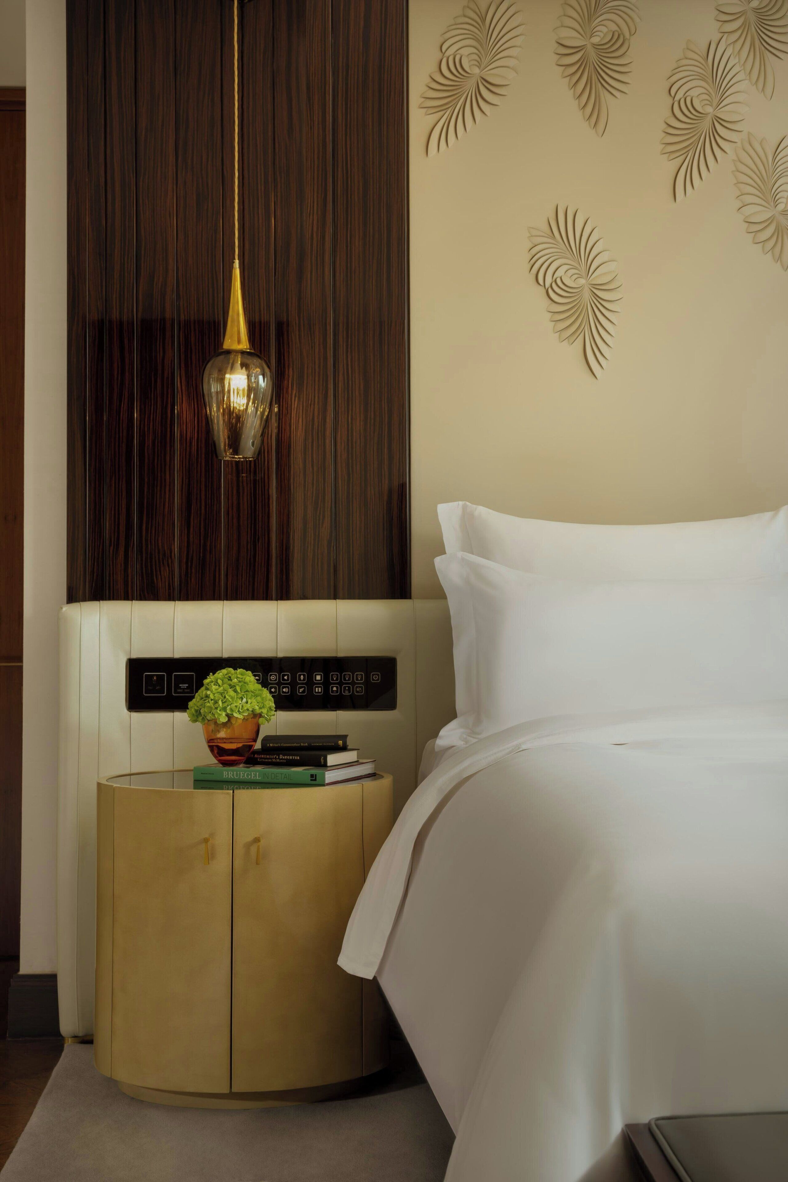 Carlton Suite, 1 King, Non Smoking (City View) | Minibar, in-room safe, desk, laptop workspace