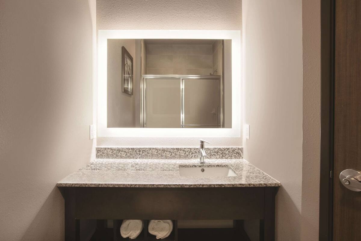 room, 1 king bed, non smoking | pillow-top beds, desk, iron/ironing board, free cots/infant beds