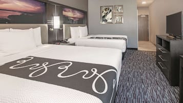 Kamar, 2 Tempat Tidur Queen, Bebas Asap Rokok | Bantalan ekstra lembut, meja kerja, dan setrika/meja setrika