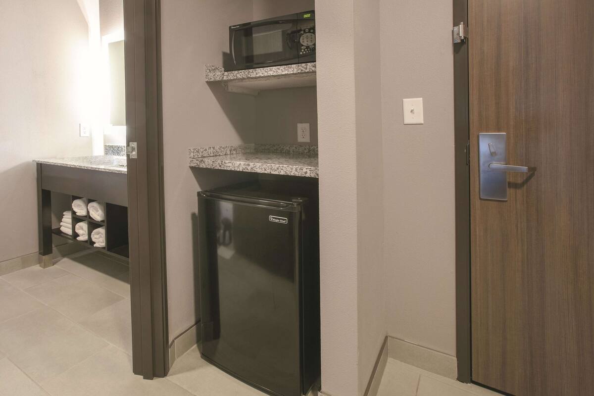 room, 1 king bed, non smoking | pillow-top beds, desk, iron/ironing board, free cots/infant beds