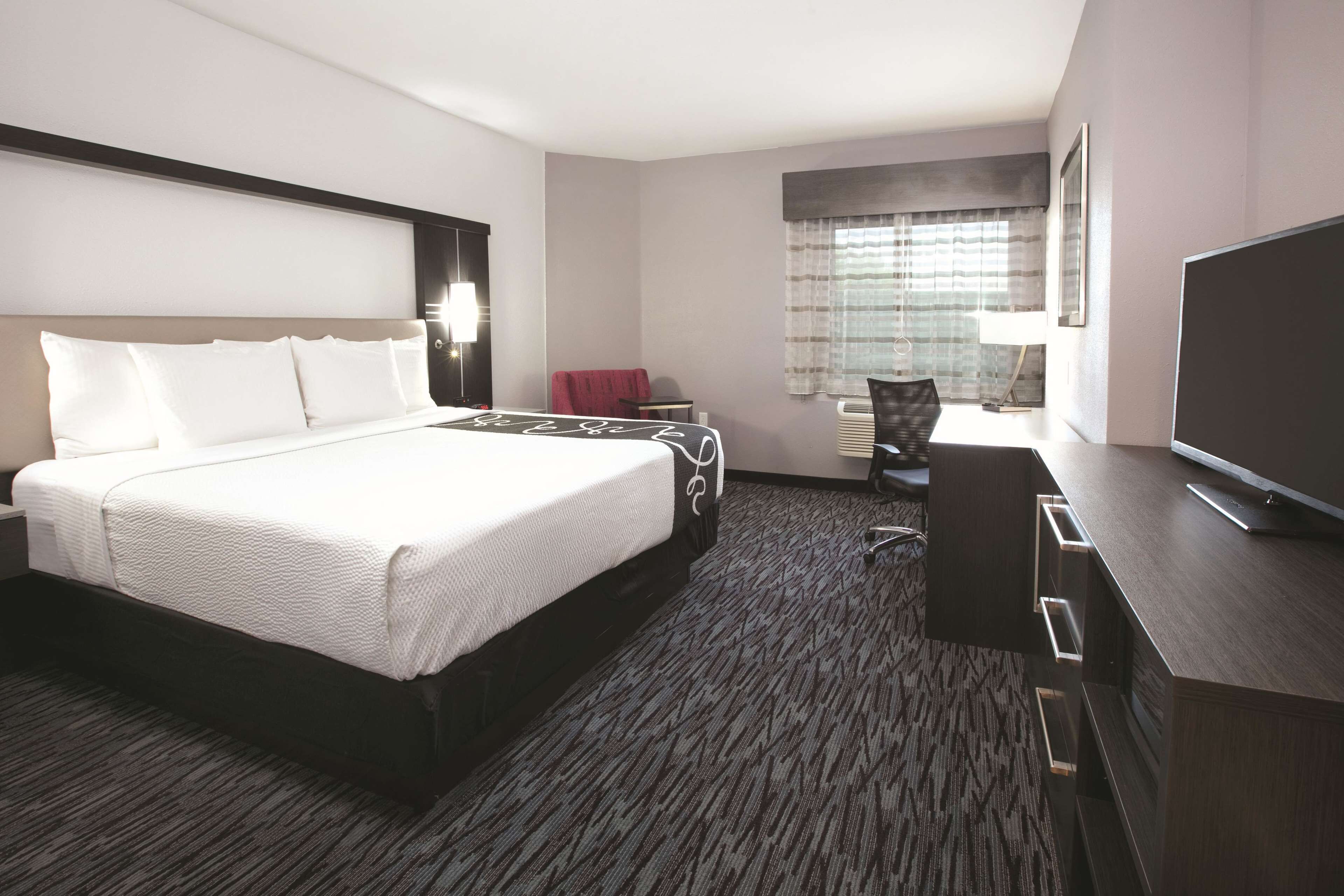 room, 1 king bed, accessible, non smoking (mobility/hearing, roll-in shower) | pillow-top beds, desk, iron/ironing board, free cots/infant beds