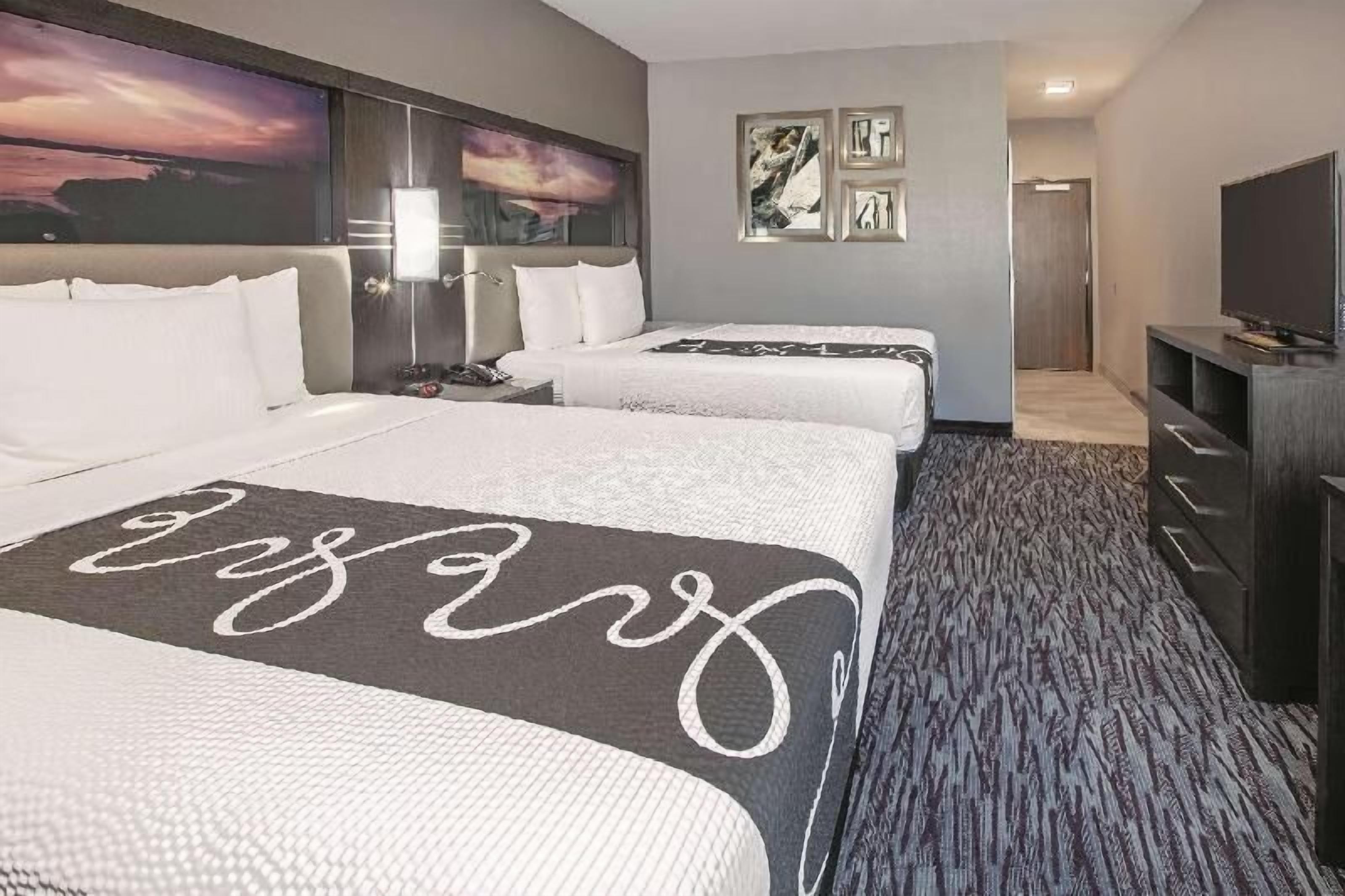 Pillowtop-Betten, Schreibtisch, Bügeleisen/Bügelbrett