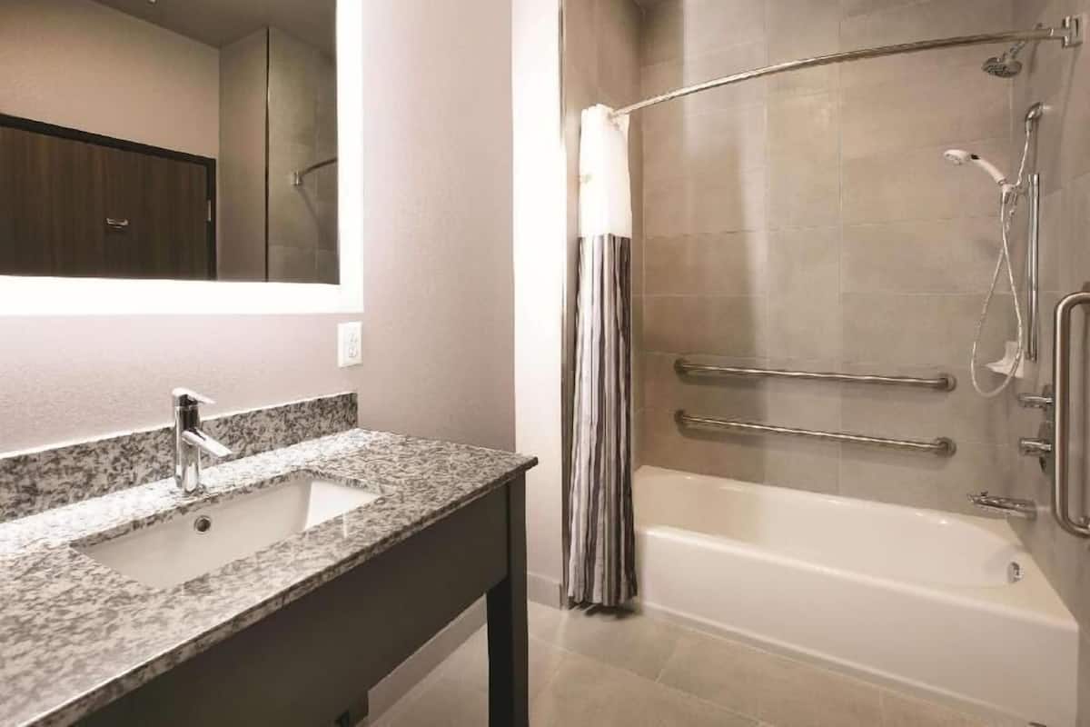 Bathroom | Combined shower/tub, free toiletries, hair dryer, towels