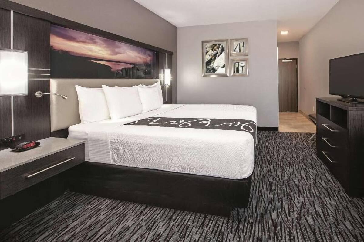 Pillowtop beds, desk, iron/ironing board, free cribs/infant beds