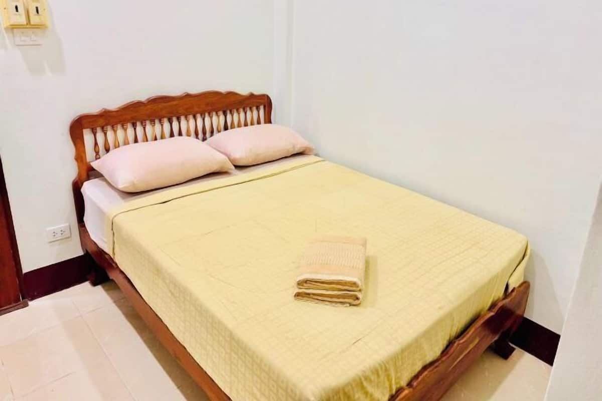 Escritorio, camas extra, wifi gratis y ropa de cama