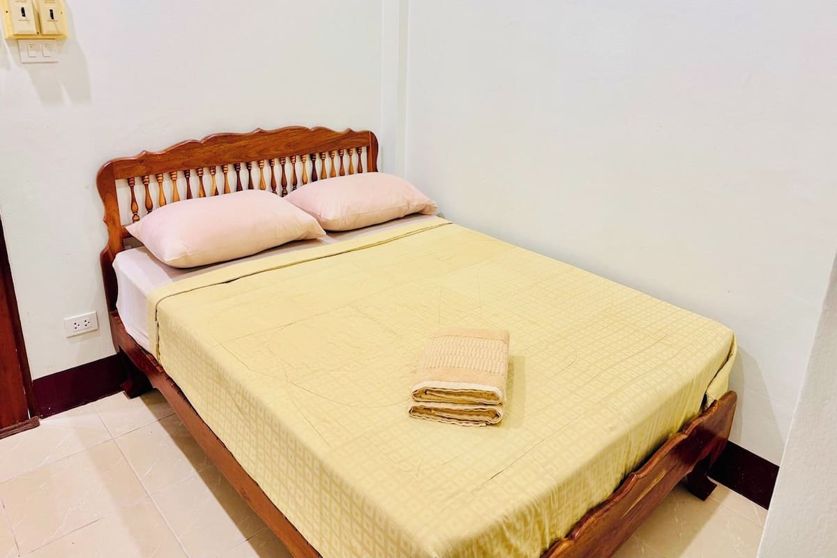 Standaard tweepersoonskamer | Een bureau, extra bedden, gratis wifi, beddengoed