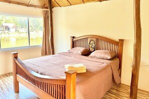 Bungalow, vistas al río | Escritorio, camas supletorias, wifi gratis y ropa de cama
