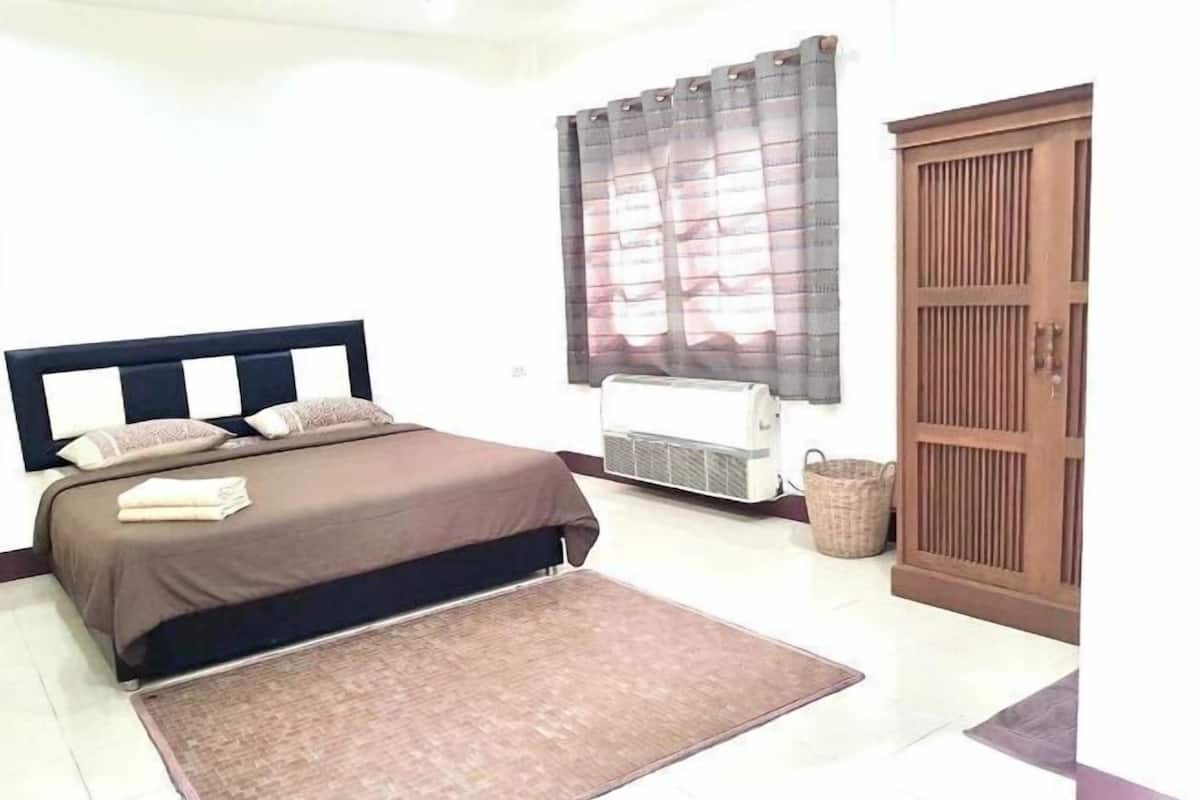 Escritorio, camas extra, wifi gratis y ropa de cama