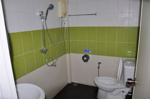 Kahden hengen superior-huone | Kylpyhuone | Suihku, ilmaiset hygieniatuotteet, tohvelit, pyyhkeet