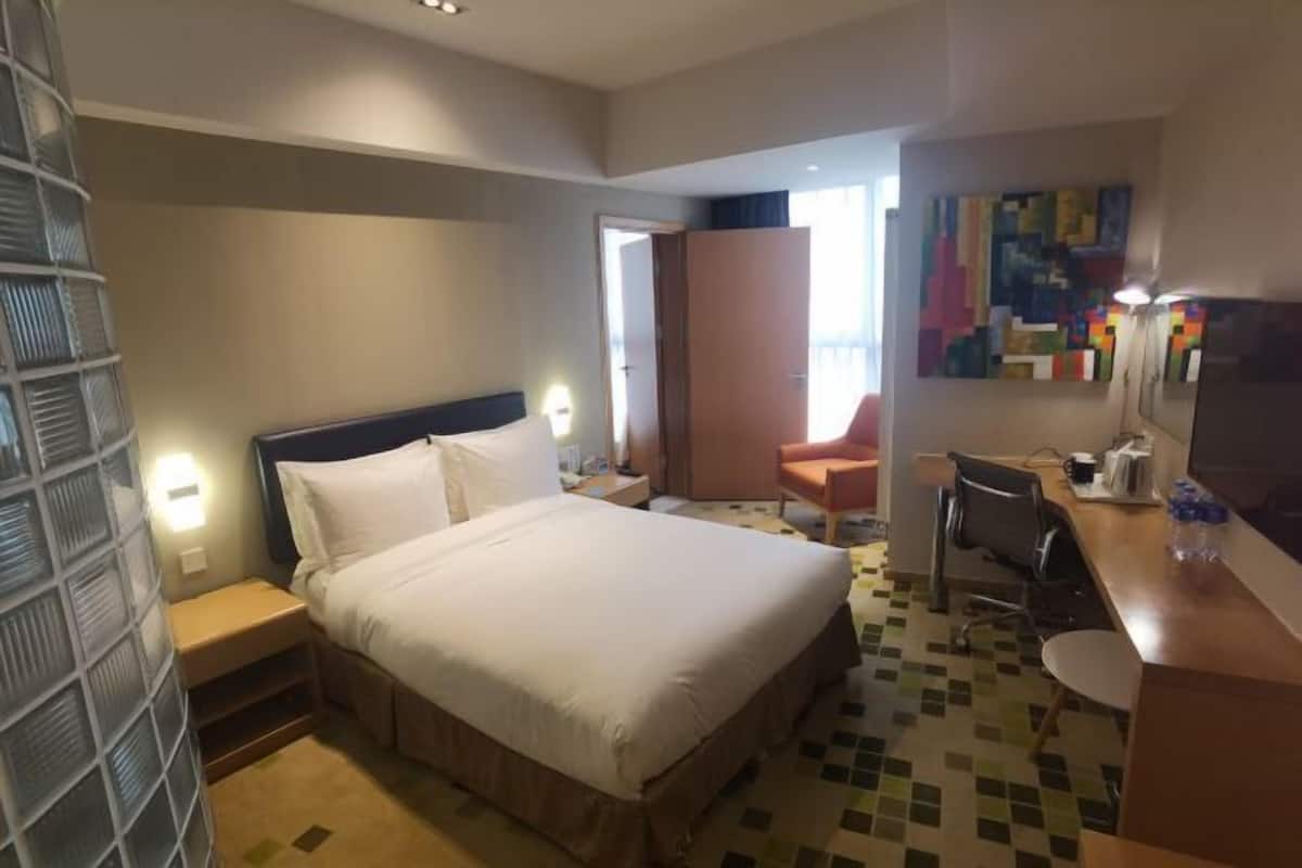 In-room safe, desk, soundproofing, WiFi