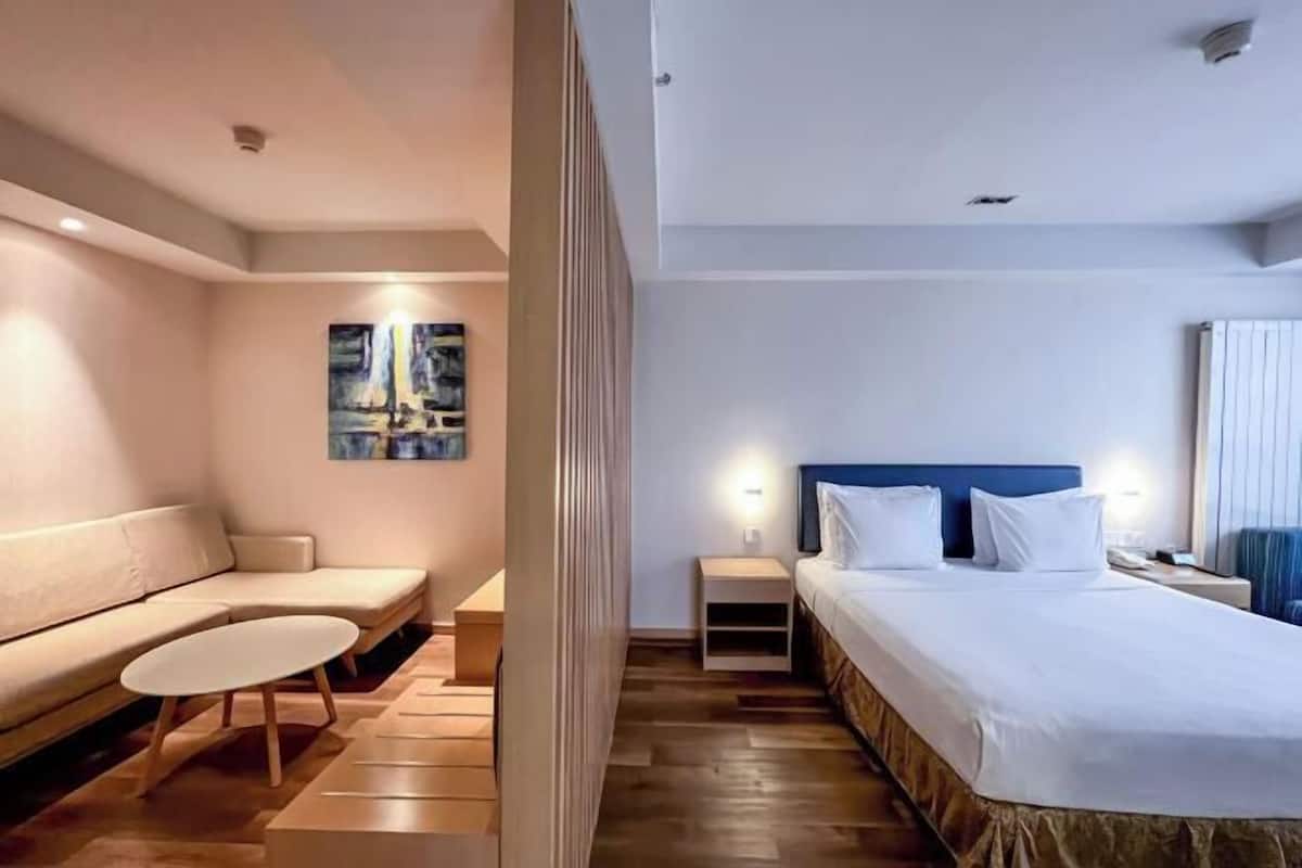 In-room safe, desk, soundproofing, WiFi