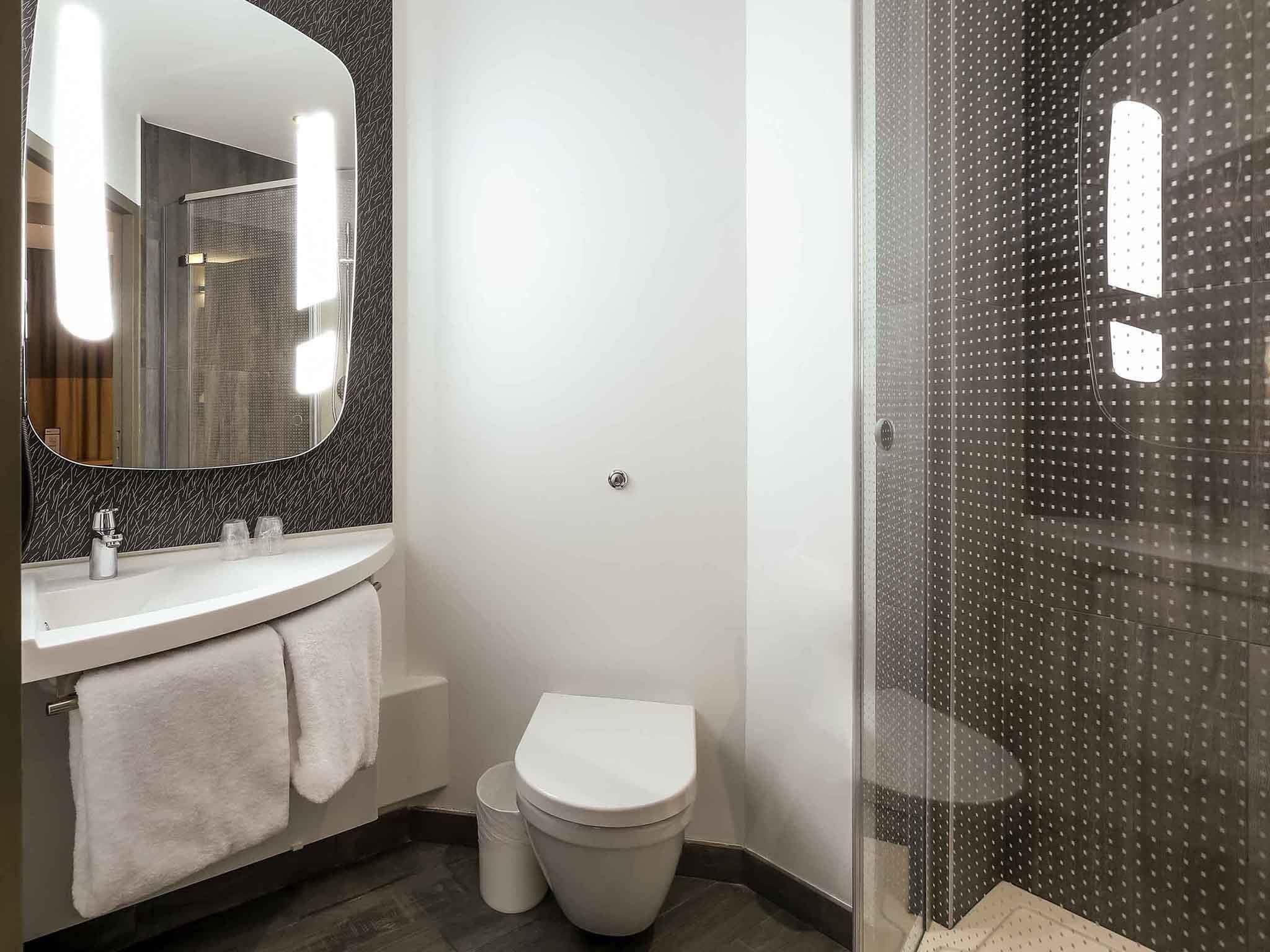 desk, soundproofing, iron/ironing board, free wifi