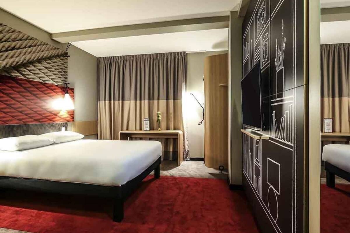 Chambre, 2 lits doubles, chambres communicantes | Bureau, systĂšme dâinsonorisation, fer et planche Ă repasser