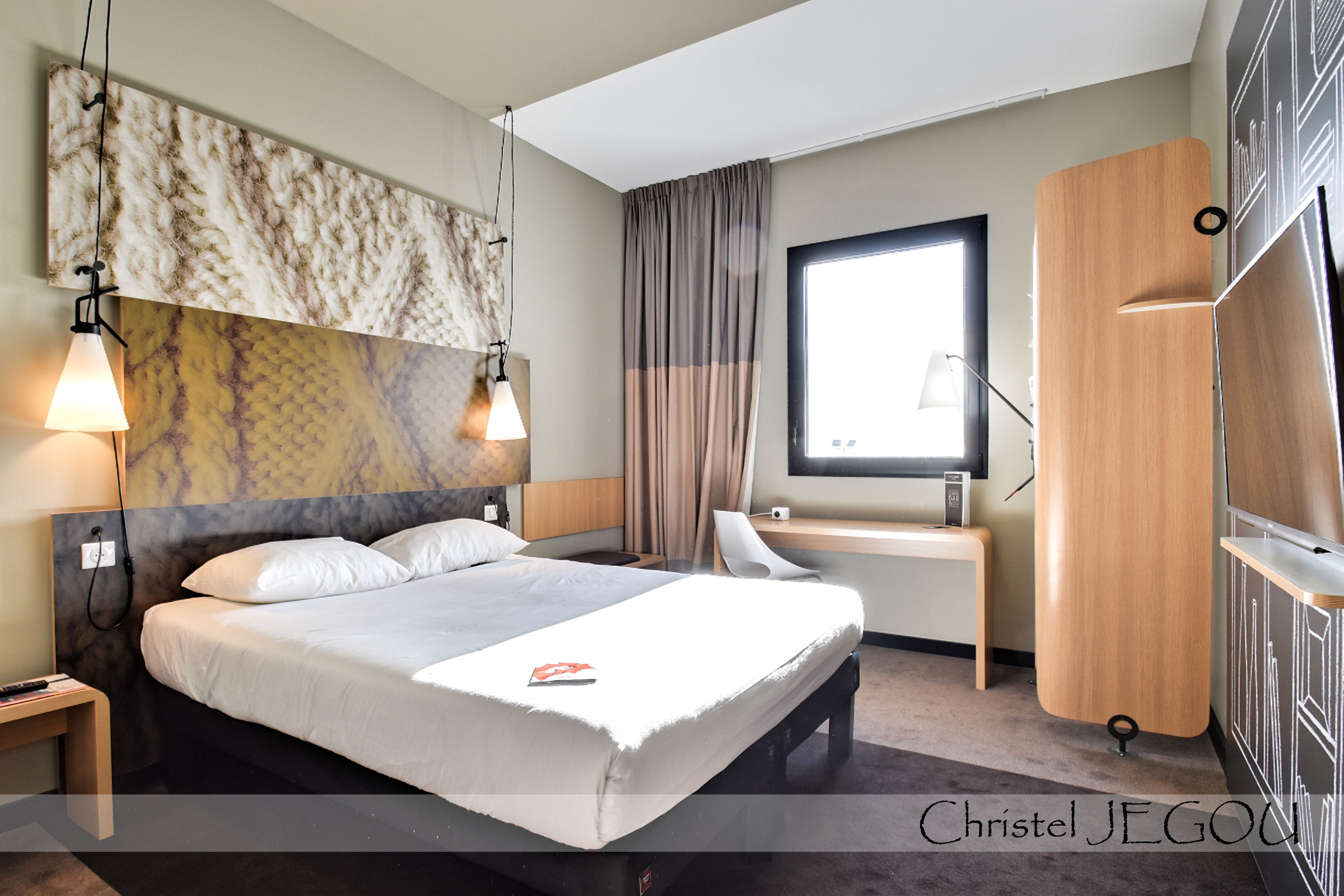 Bureau, chambres insonorisées, fer et planche à repasser, Wi-Fi gratuit