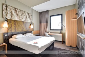 Schreibtisch, schallisolierte Zimmer, Bügeleisen/Bügelbrett