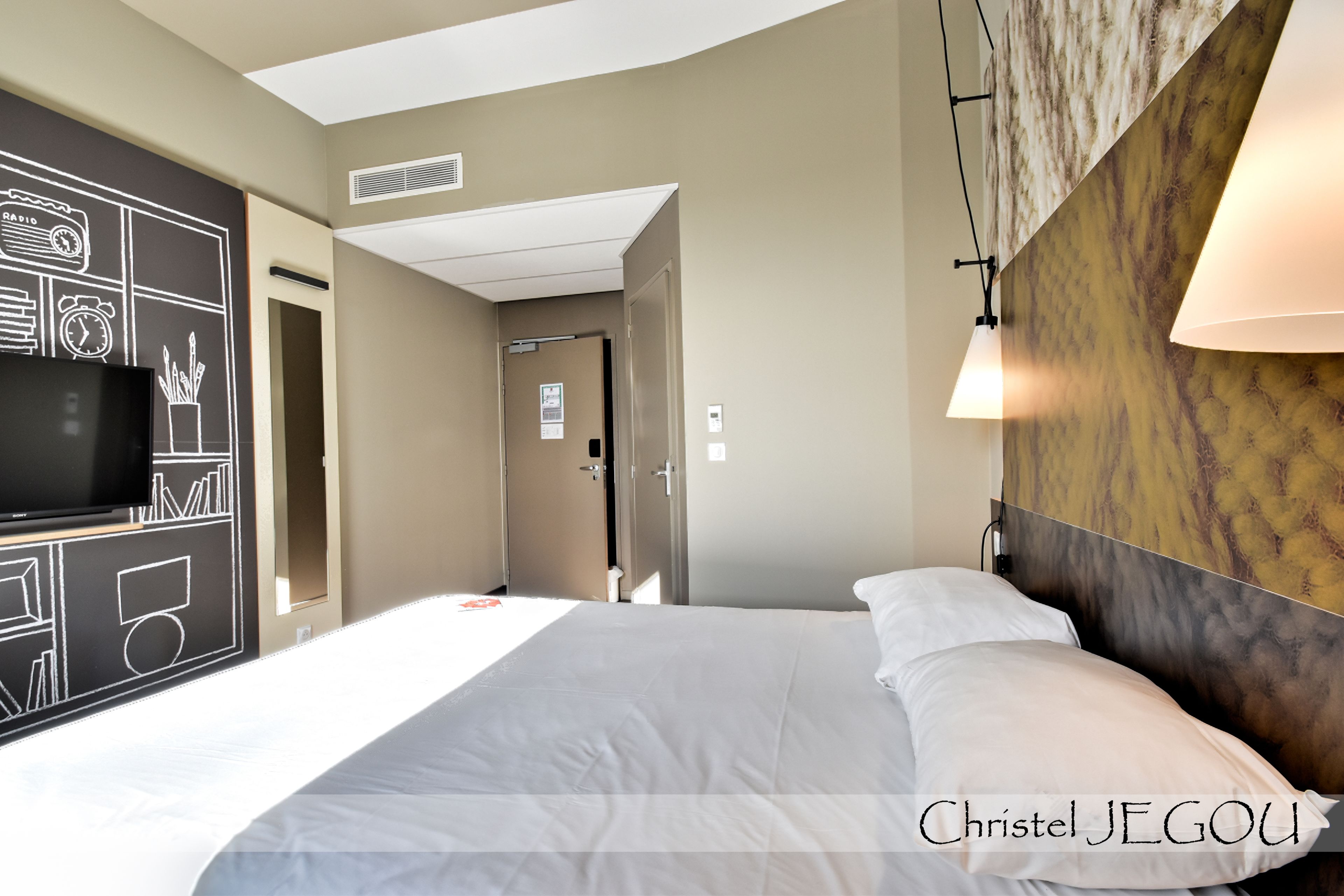 desk, soundproofing, iron/ironing board, free wifi