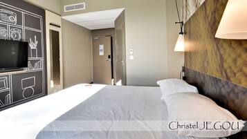 Schreibtisch, schallisolierte Zimmer, Bügeleisen/Bügelbrett