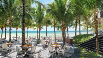 4 restaurants; breakfast, lunch, and dinner served