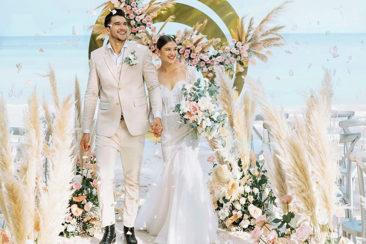 private beach, white sand, sun-loungers, beach umbrellas