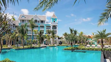 3 piscinas externas, funciona das 6h30 às 18h30, guarda-sóis