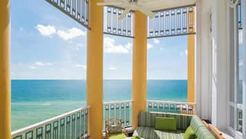 Rom – deluxe, 1 kingsize-seng, havutsikt | Utsikt mot strand/hav