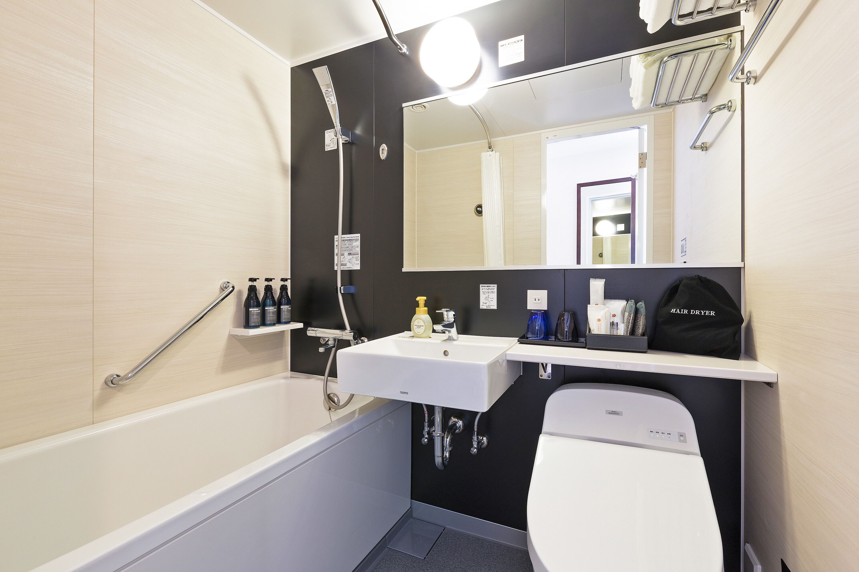 combined shower/bathtub, hydromassage showerhead, free toiletries