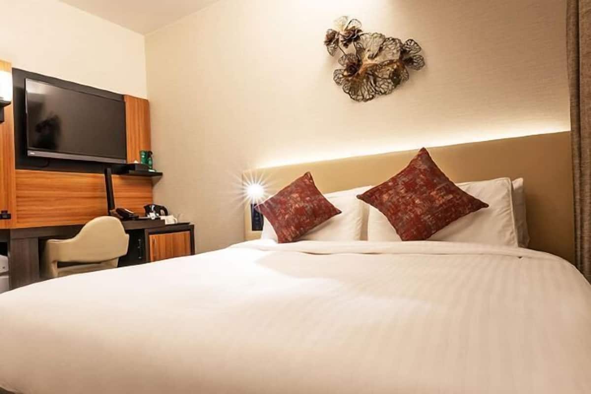 Premium bedding, down duvets, pillow-top beds, in-room safe