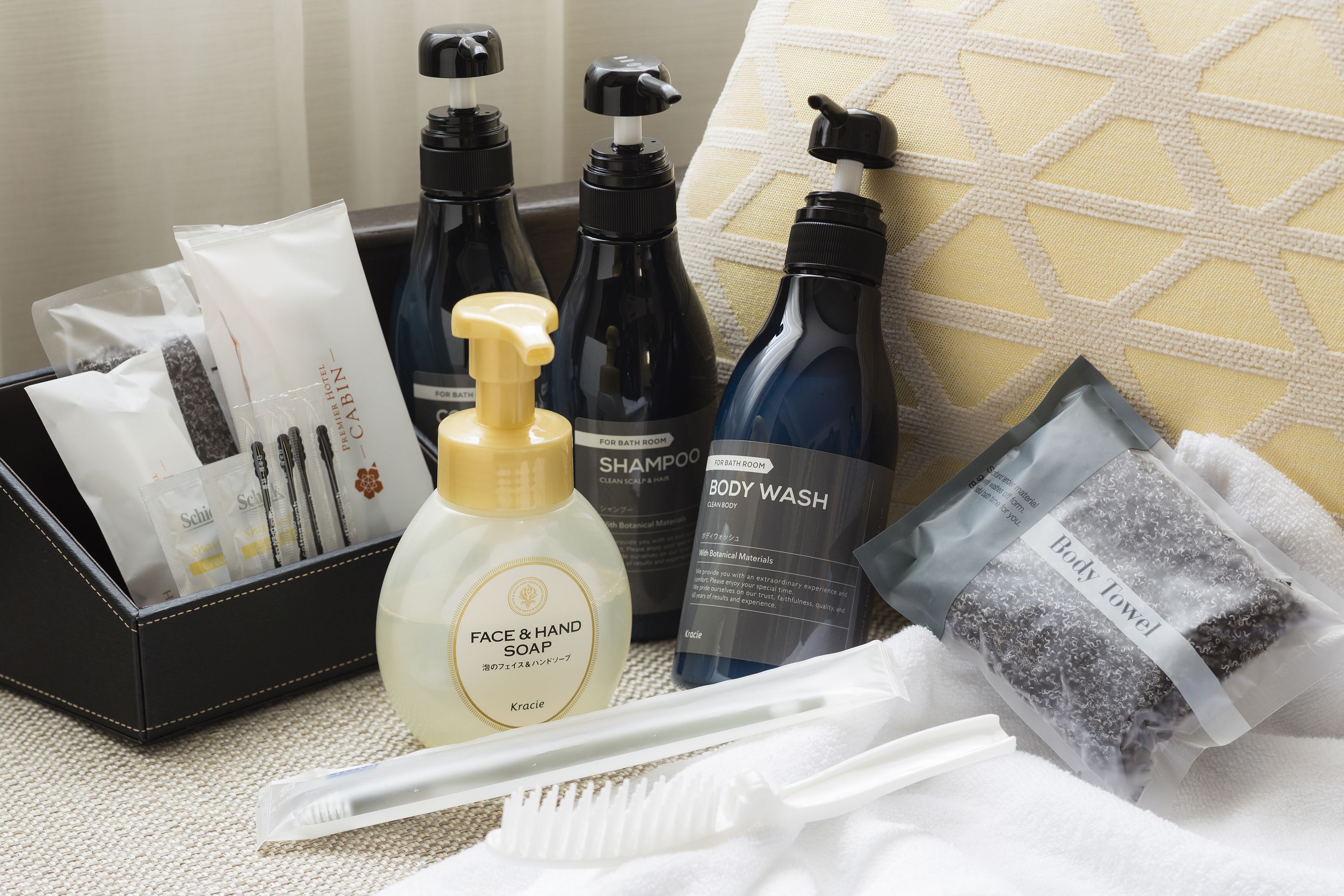 2 rooms next door twin rooms - non smoking | bathroom | combined shower/bathtub, hydromassage showerhead, free toiletries