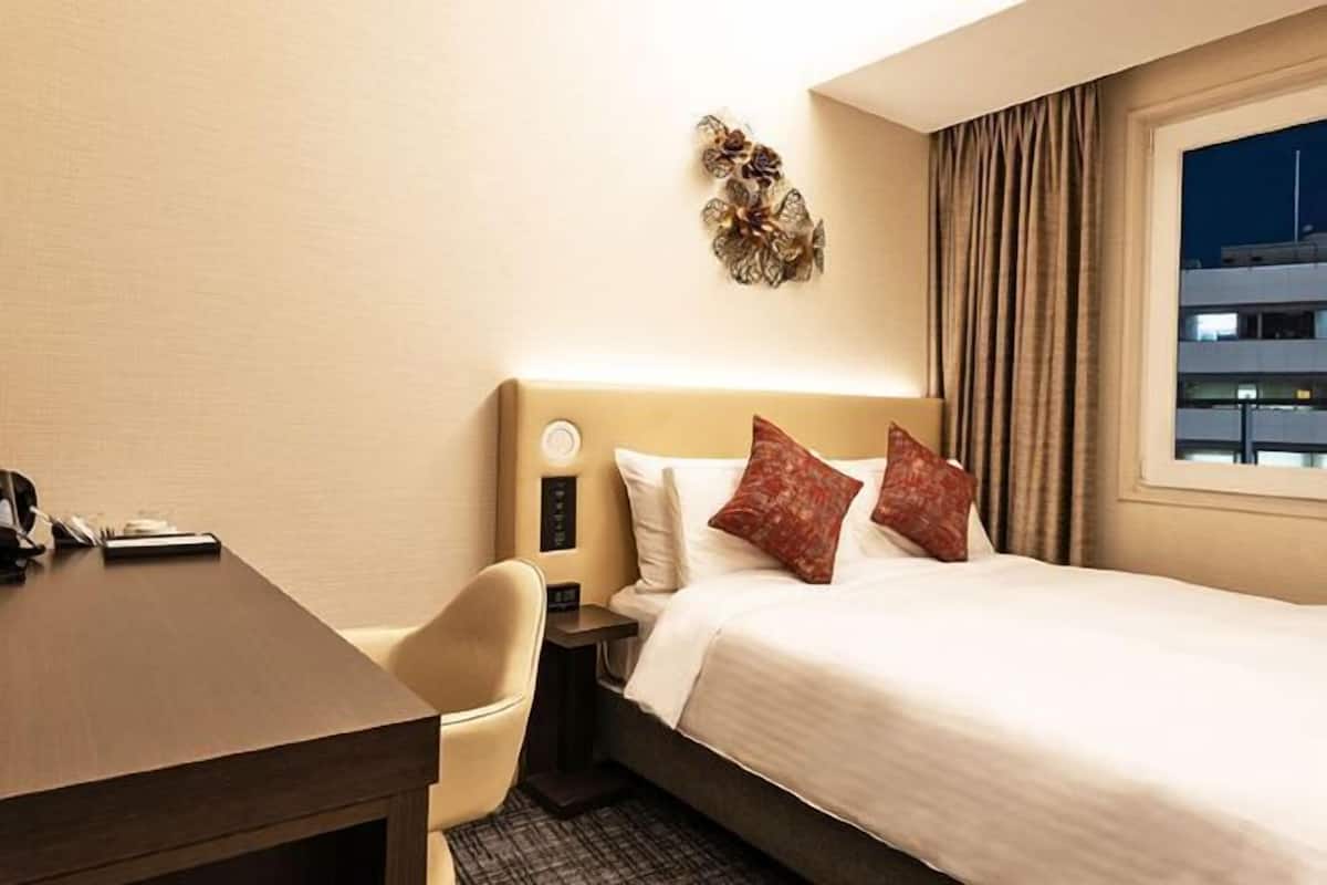 Premium bedding, down duvets, pillow-top beds, in-room safe