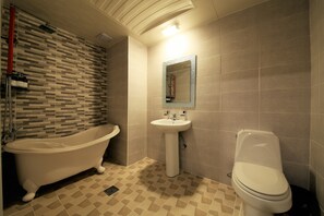 Baño | Secadora de cabello, toallas, jabón, shampoo 