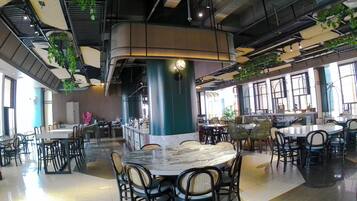 Breakfast, lunch, dinner served; Indonesian cuisine