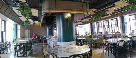 Frokost, lunsj og middag serveres, indonesiske retter