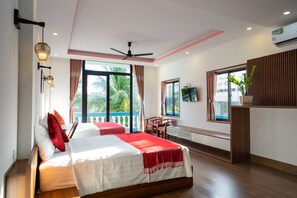 Minibar, desk, laptop workspace, blackout curtains - Hung Do Beach Homestay (Da Nang)