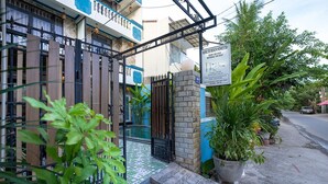A gated entrance to a residential property with a sign indicating a room for rent. - Hung Do Beach Homestay (Da Nang)