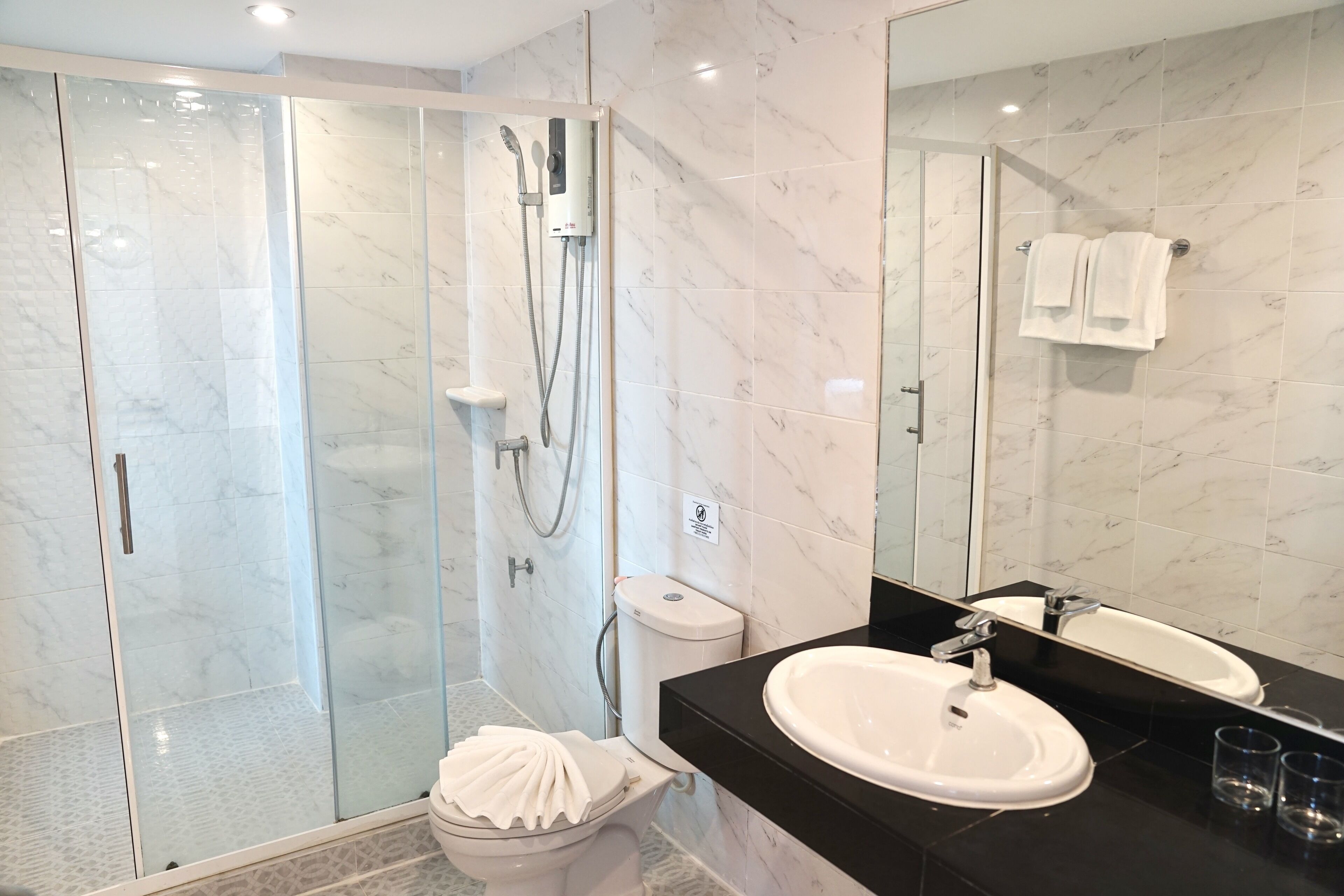 grand deluxe suite | bathroom | shower, free toiletries, towels