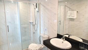 Grand Deluxe Suite | Bathroom | Shower, free toiletries, towels