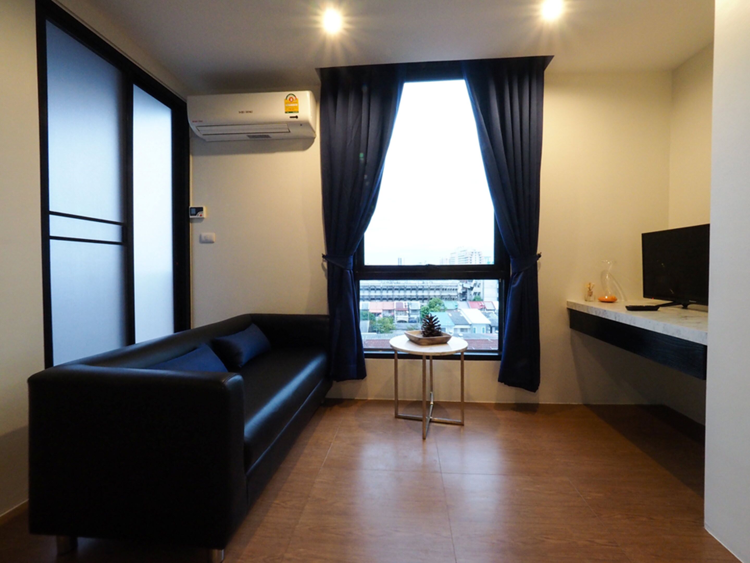 deluxe double room | living room | 32-inch lcd tv with cable channels, tv